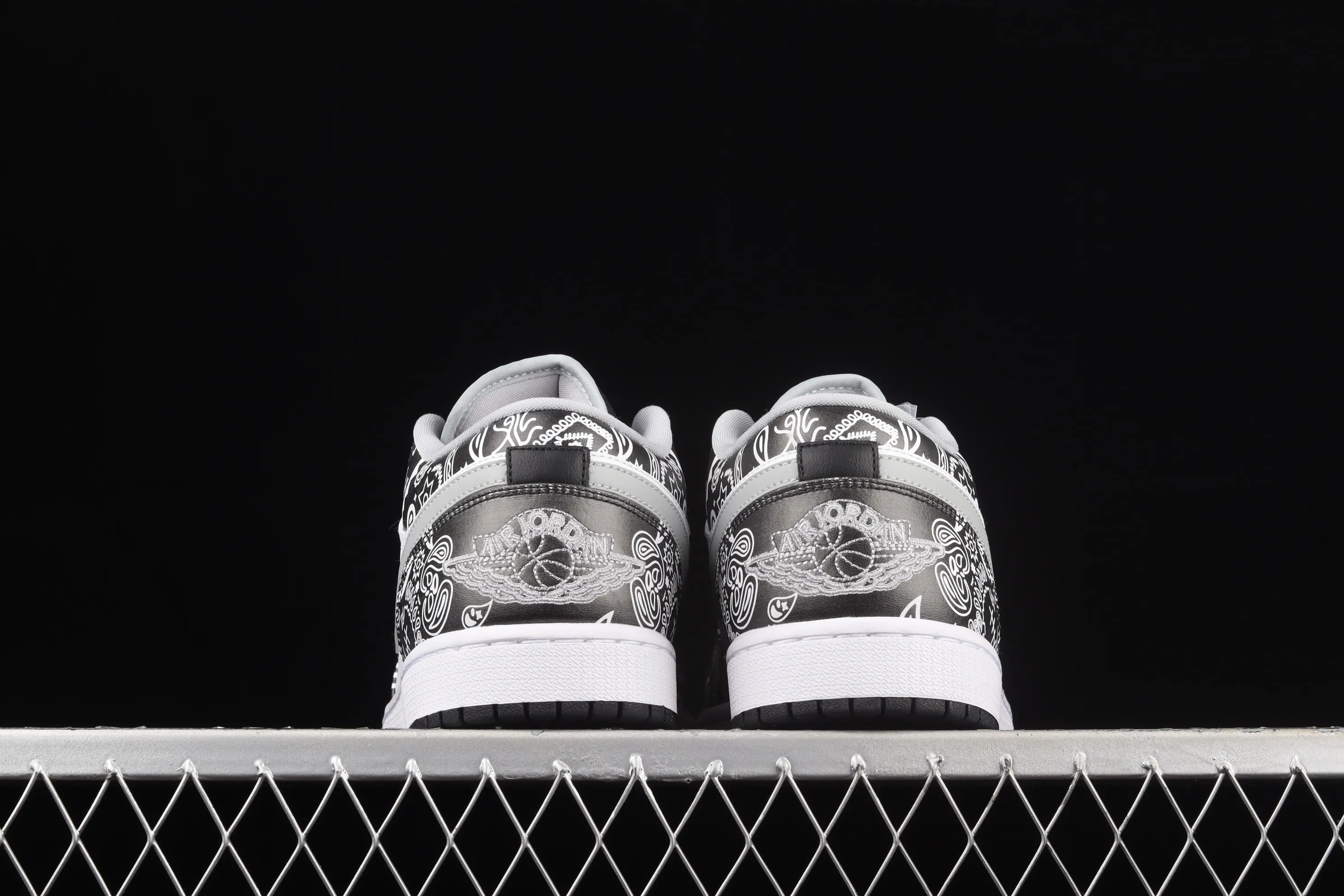 All categories Air Jordan Jordan series basketball shoes Air Jordan 1 Low Air Jordan 1 Low AJ1 Joe 1 painted hand-painted cashew flower low-top cultural basketball shoes 553558-040